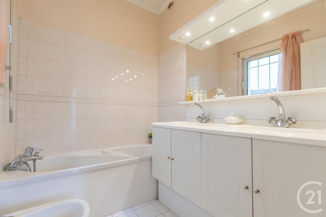 maison à vendre - 7 pièces - 154.32 m2 - LA VARENNE ST HILAIRE - 94 - ILE-DE-FRANCE - Century 21 Immo Bac